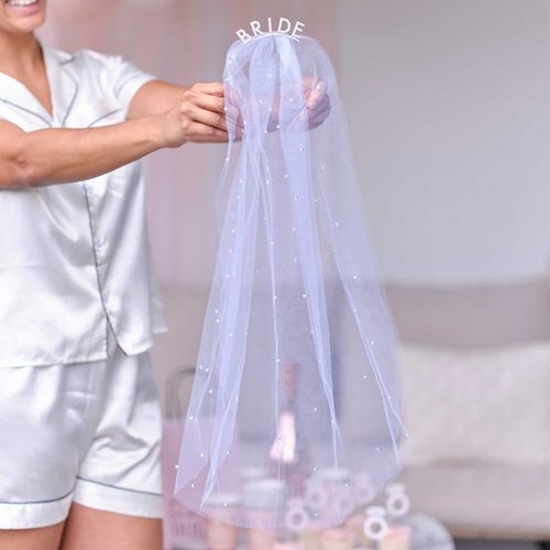 Čelenka se závojem a nápisem Bride